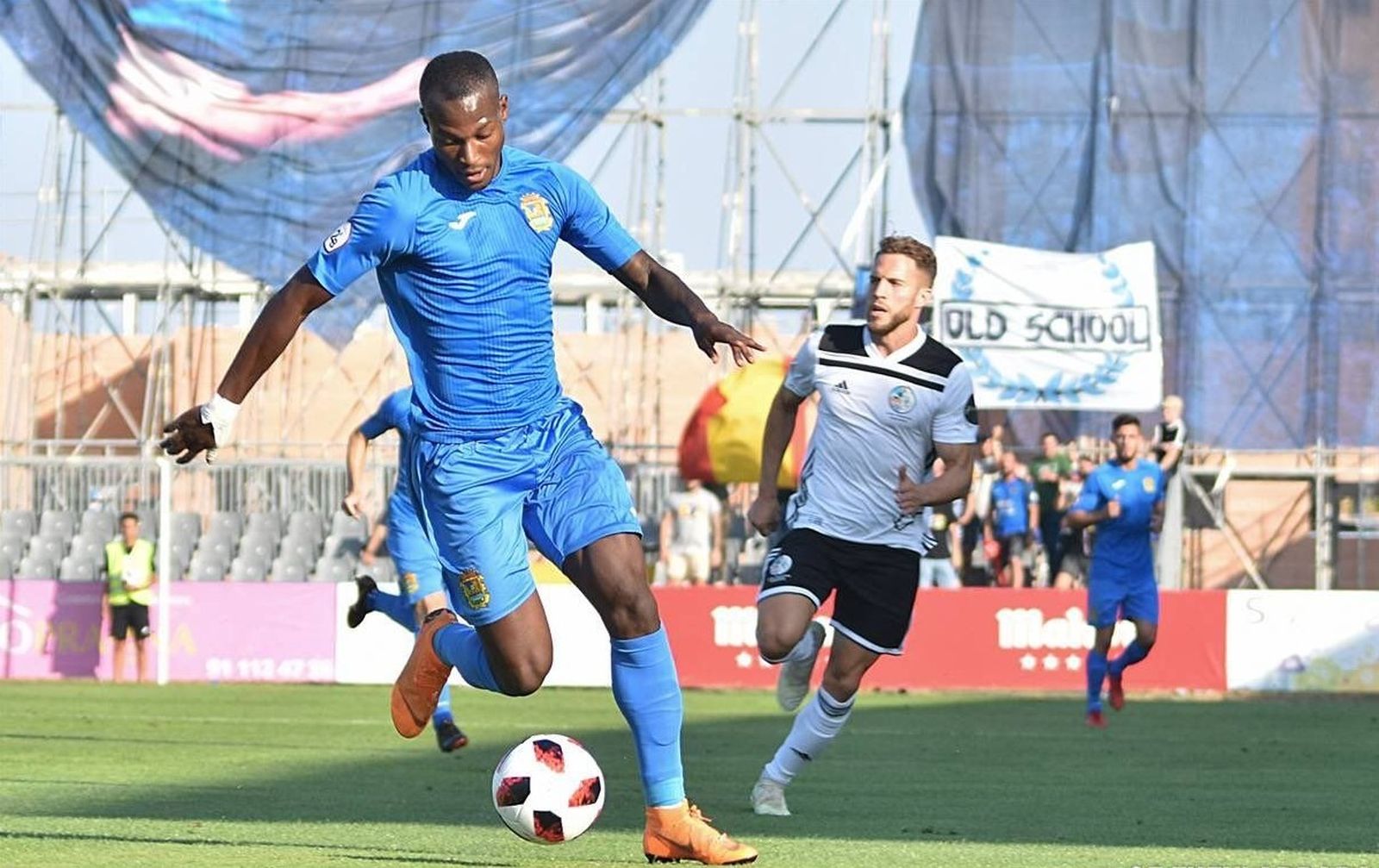 Cedric corre con el esférico en un encuentro con el Fuenlabrada de la temporada 18/19.