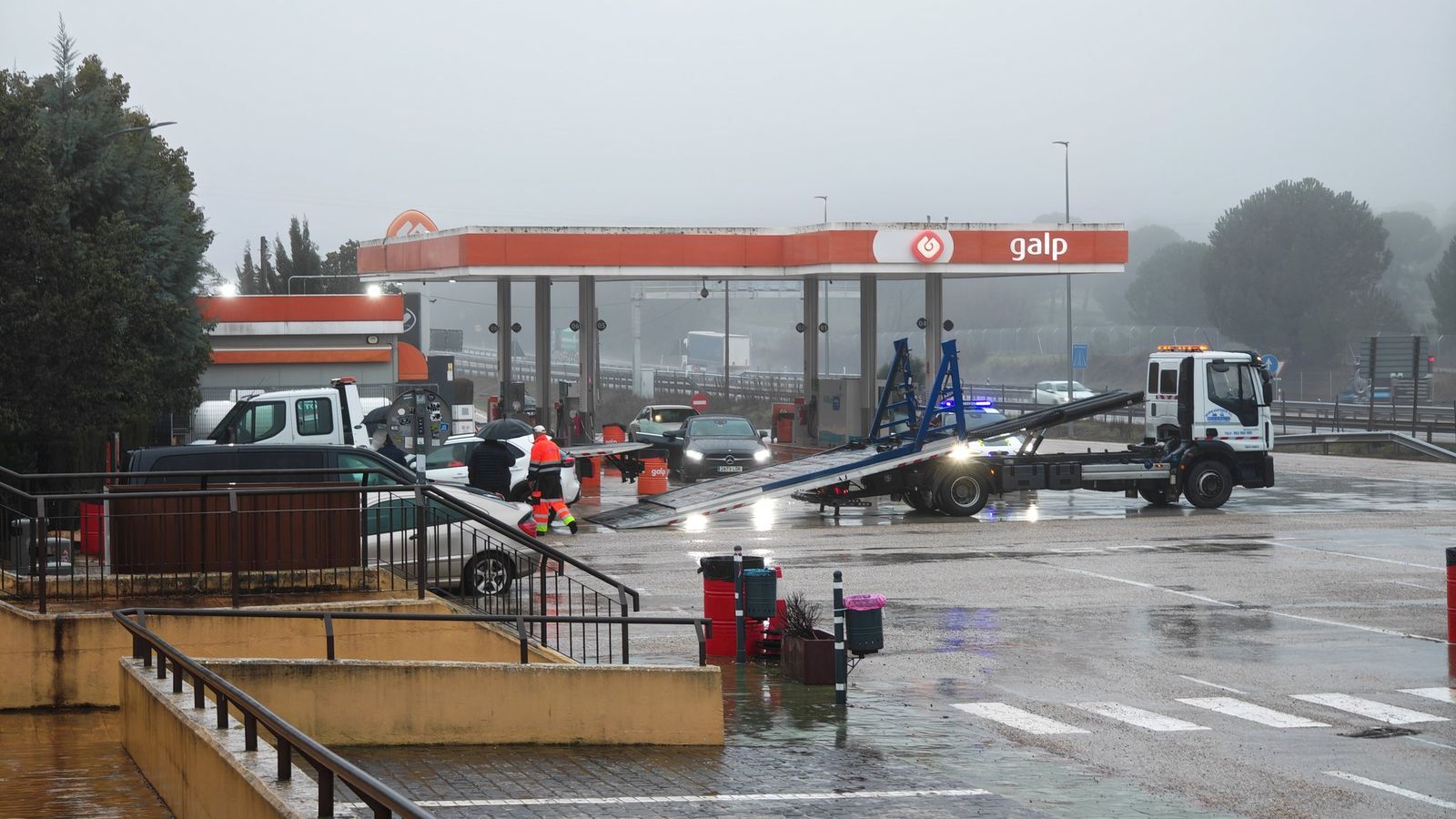 La grúas retiran coches con las ruedas reventadas en una gasolinera de Santa Elena.