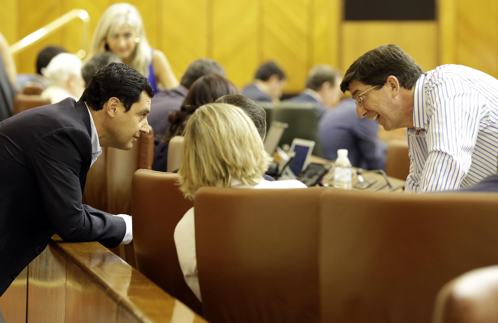 Moreno habla con Marín en el Parlamento.