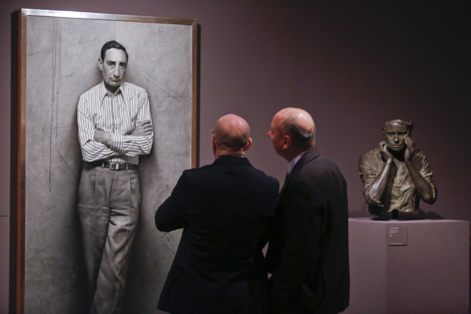 1. La baronesa Thyssen con el pintor Eduardo Naranjo junto a su obra 'Vanesa'. 2. 'El boxeador', de César Galicia y la escultura 'Parte de su familia', de Julio López Hernández. 3. La pieza 'Hombre' de Antonio López. 4. Público observa 'Nevera nueva' junto a los bodegones de César Galicia. 5. 'El Campo del Moro', paisaje de Antonio López. 6. En primer término 'Vista de Madrid desde Torre Espacio', de Gerardo Pita.