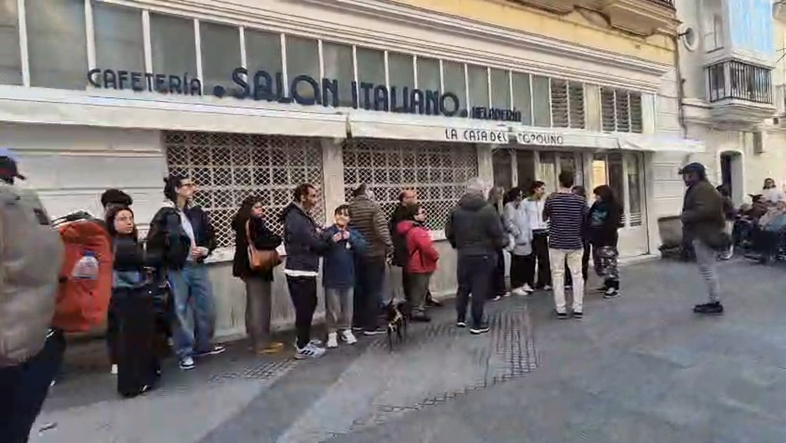 Una larga cola espera la reapertura de Los Italianos en Cádiz con su Topolinada