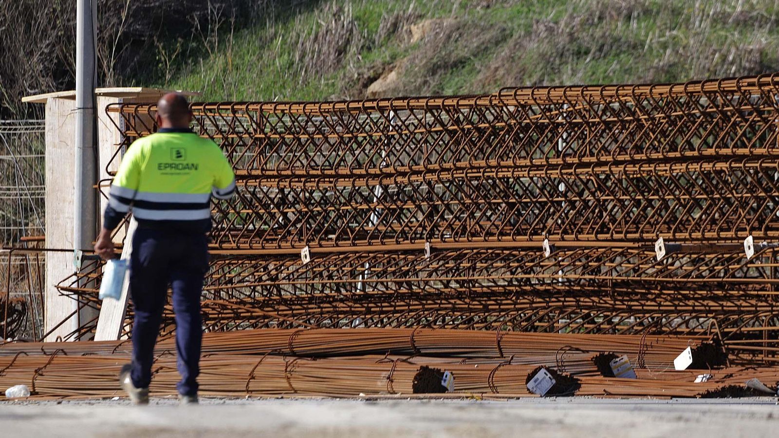 Uno de los ayuntamientos más perjudicados ha sido el de Alhaurín de la Torre, que mantiene parados dos proyectos de polideportivos. Uno de los ayuntamientos más perjudicados ha sido el de Alhaurín de la Torre, que mantiene parados dos proyectos de polideportivos.