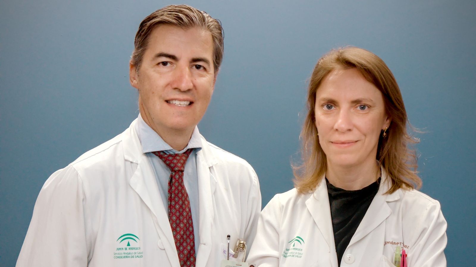 Los cirujanos y Profesores Titulares de Cirugía en la Facultad de Medicina de la US, Miguel Ángel Gómez Bravo y Rosa Jiménez.