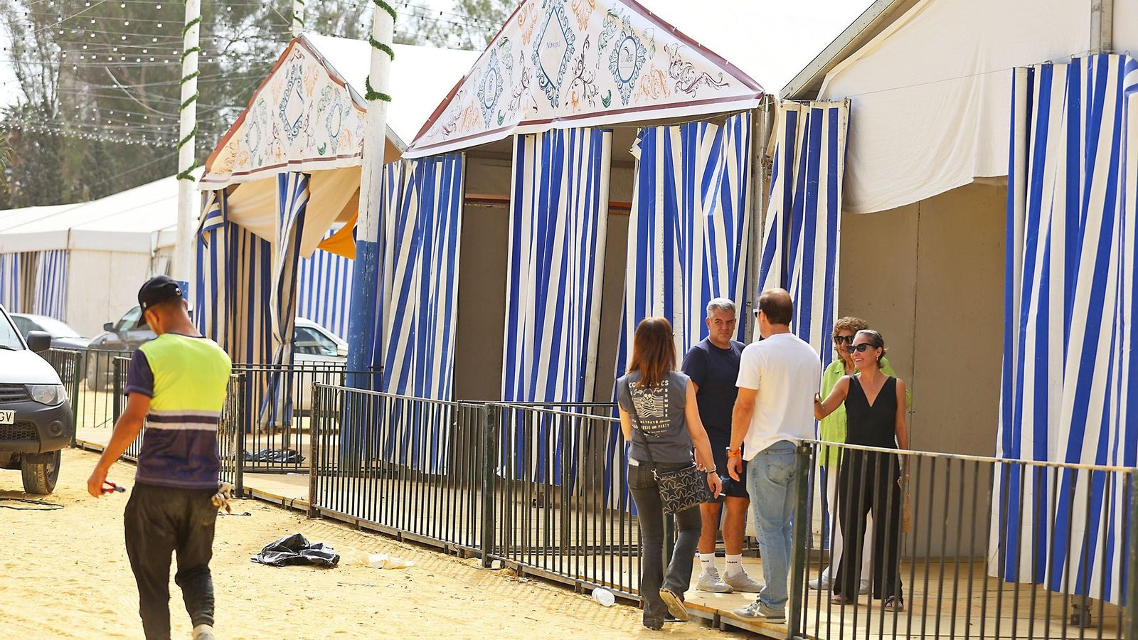 Montaje de las casetas de la Feria del Caballo de Huelva en los días previos a su inicio.