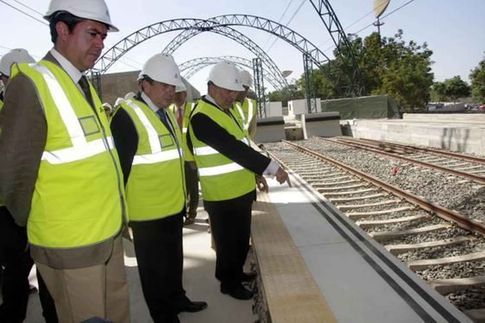 El presidente del Administrador de Infraestructuras Ferroviarias (ADIF), Antonio González, visita las obras de la línea C2 del cercanías junto al delegado del Gobierno en Andalucía, Luis García Garrido, y el portavoz del PSOE en el Ayuntamiento hispalense, Juan Espadas.

Foto: Bel?Vargas