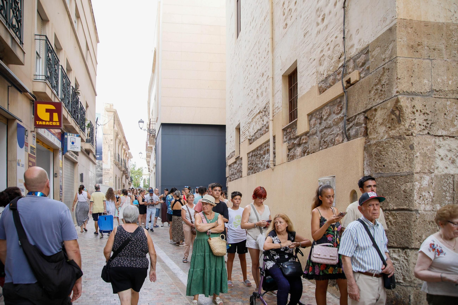 Las imágenes del reparto de abanicos en la Plaza de la Constitución en Almería