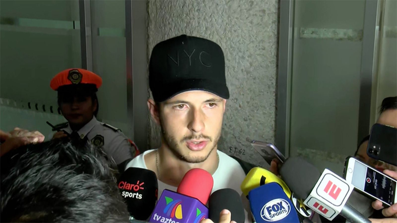 Guido Rodríguez atiende a los medios a su llegada a México.