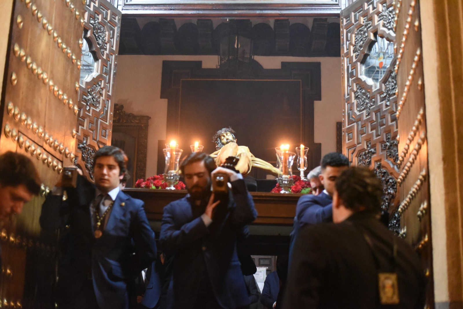 Las mejores imágenes del vía crucis del Cristo de la Clemencia en Córdoba