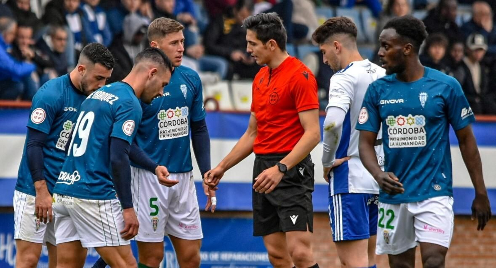 Varios jugadores del Córdoba CF protestan a Muresan Muresan en la visita al Talavera.