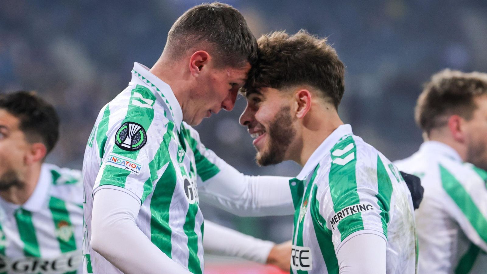 Altimira celebra con Abde su gol al Gent en Bélgica en la ida del 'play off'.