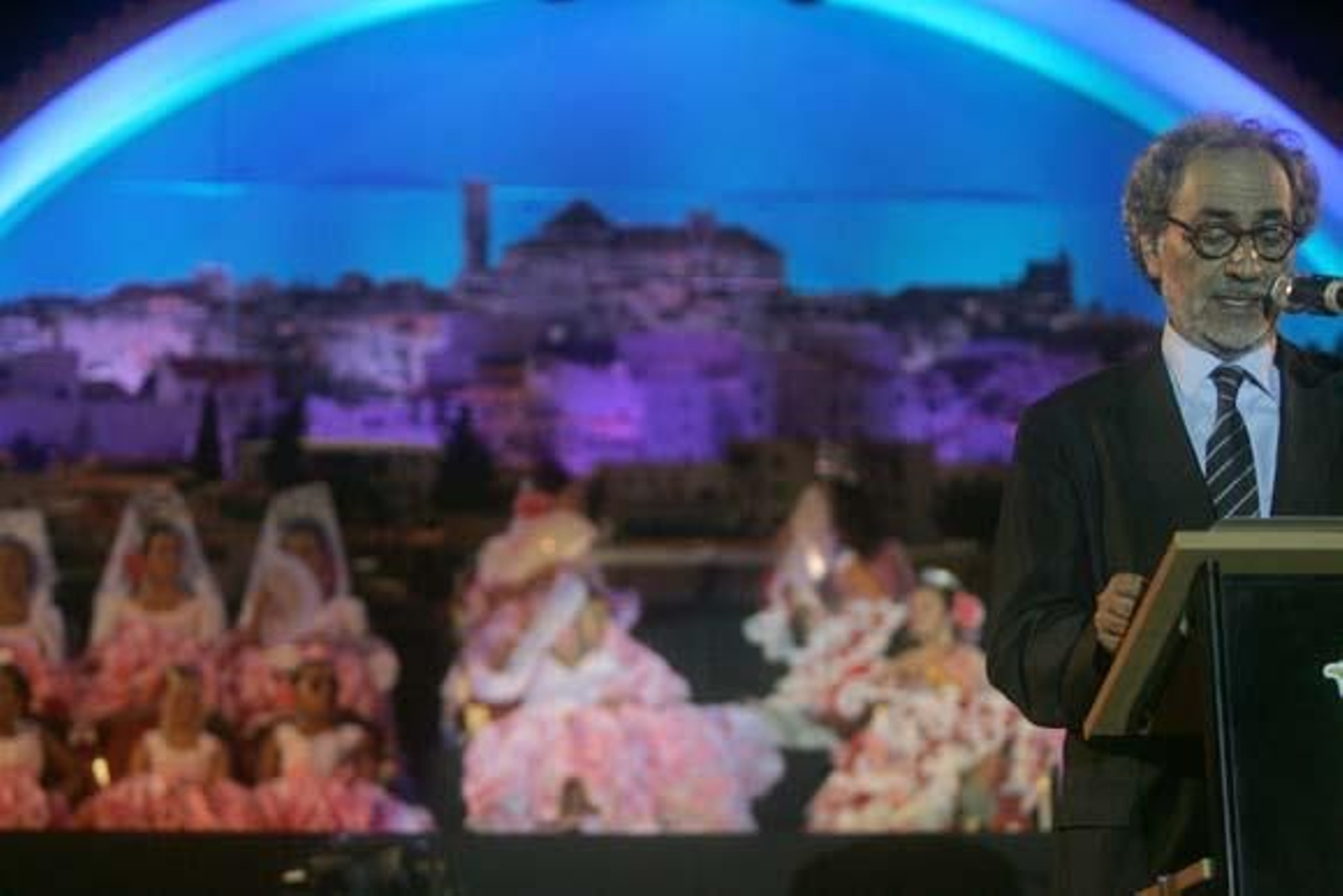 José Chamizo recuerda en el pregón su misión pastoral en San Roque y se procede a la coronación de la reina juvenil e infantil

Foto: J. M. Quinones