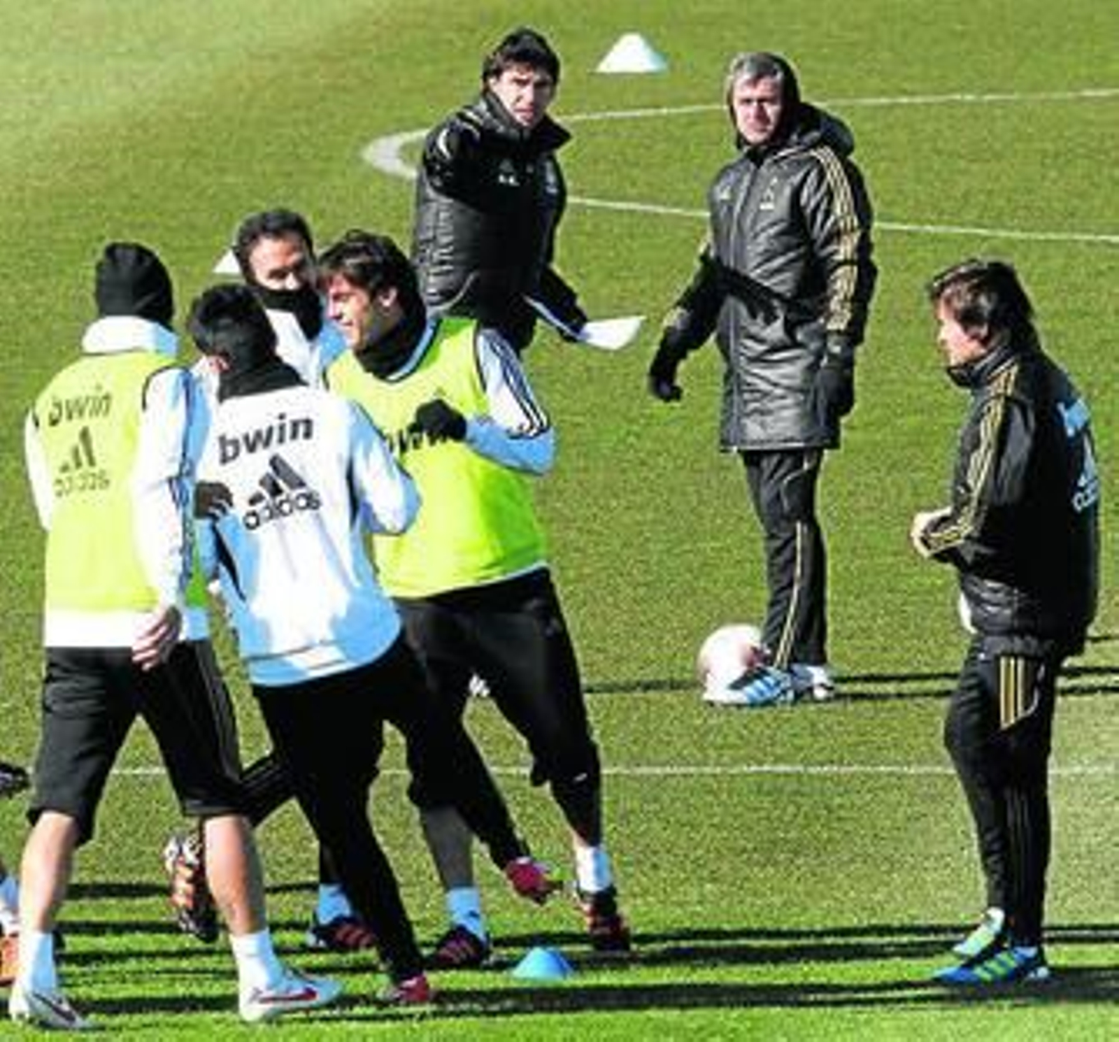 Mourinho observa a sus jugadores durante la sesión de ayer.