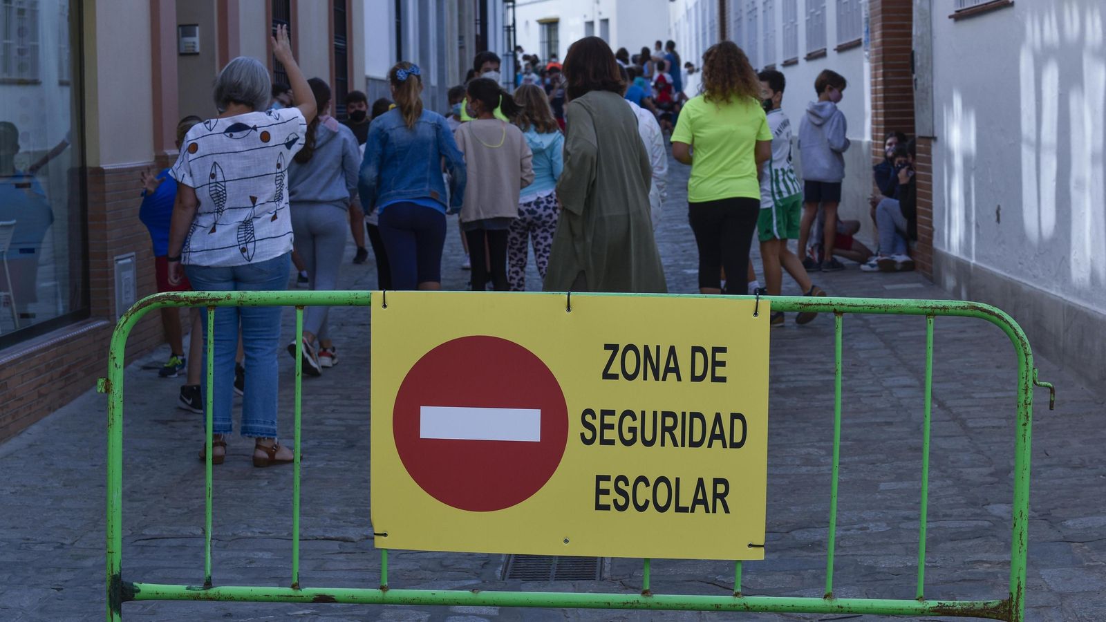 Varias clases del CEIP Rodrigo Caro, que salen al recreo en una calle que corta el Ayuntamiento para mantener los grupos de convivencia aislados.