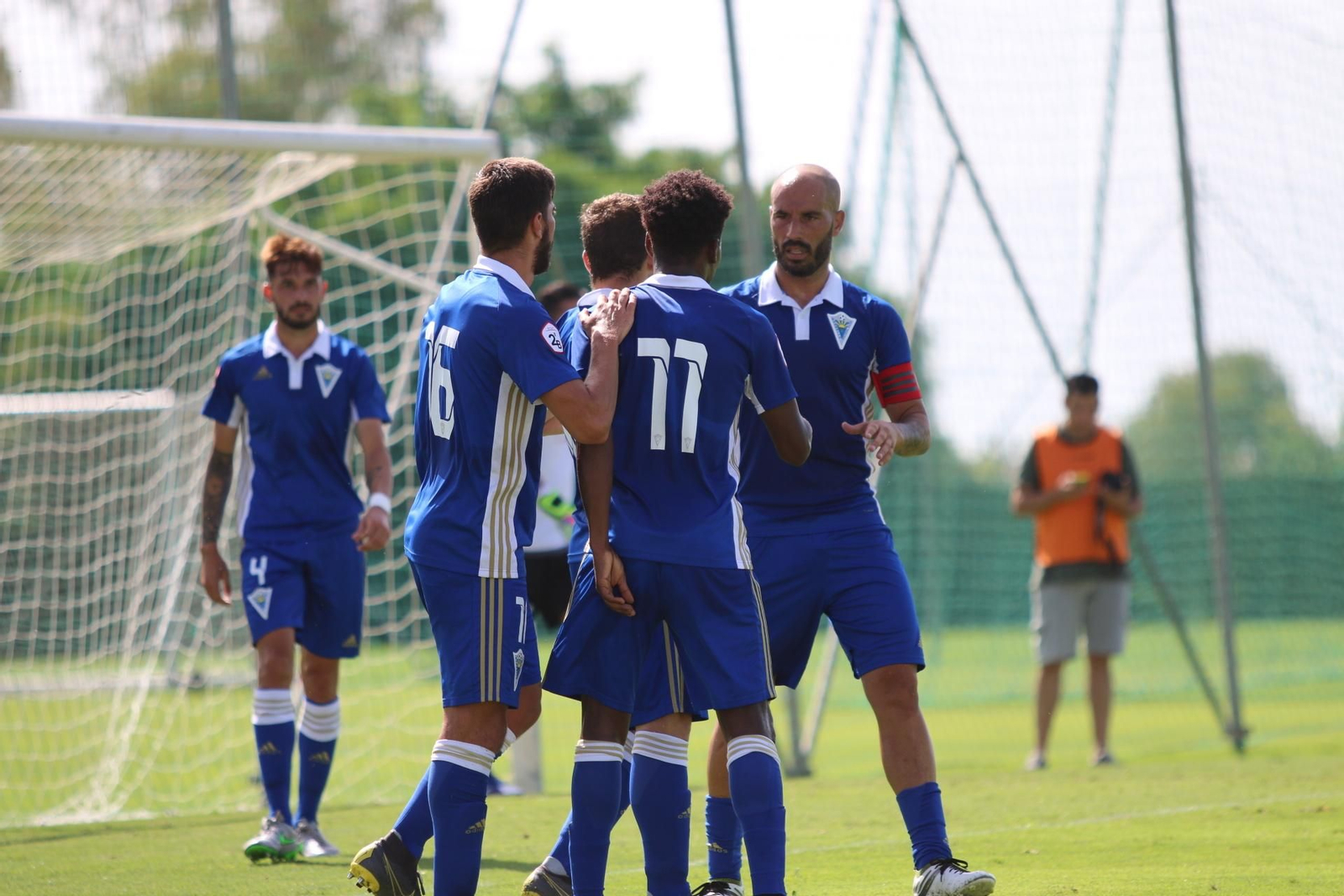 El Marbella celebra uno de sus goles. El Marbella celebra uno de sus goles.