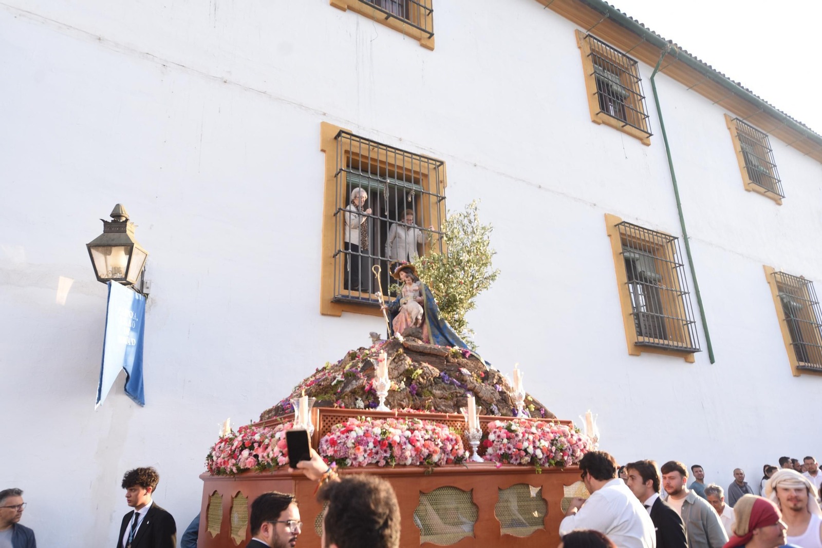 La procesión del colegio Divina Pastora de Córdoba con su Virgen, en imágenes