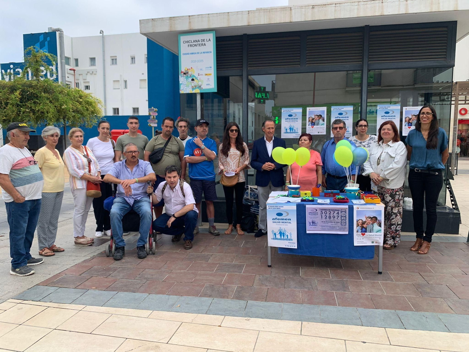 Miembros del Gobierno local y de la Asociación de Familiares y Personas con Enfermedad Mental (AFEMEN), durante el acto de lectura del manifiesto.