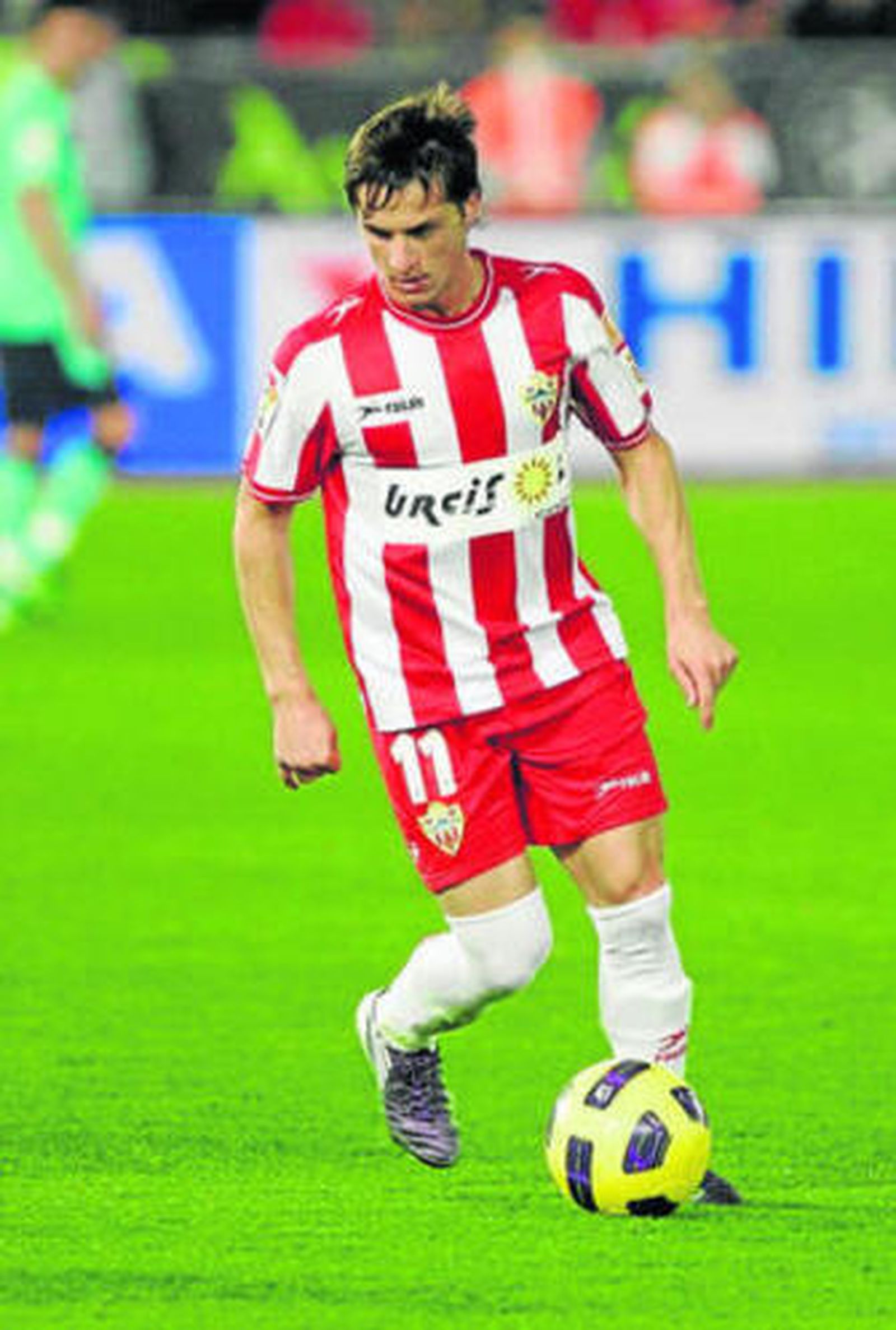 Piatti controla el balón durante el encuentro ante el Barcelona.