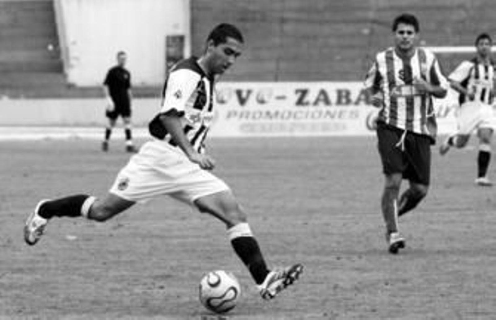 Paquito se dispone a centrar un balón en un partido con la Balona.