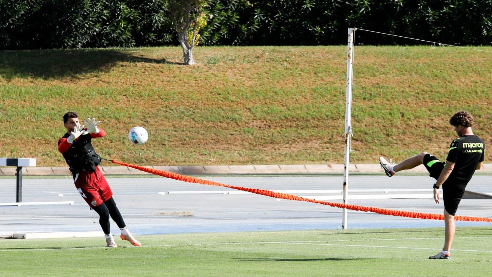 Maximiano ha trabajado con los porteros mientras se formaliza su marcha a Arabia Saudí