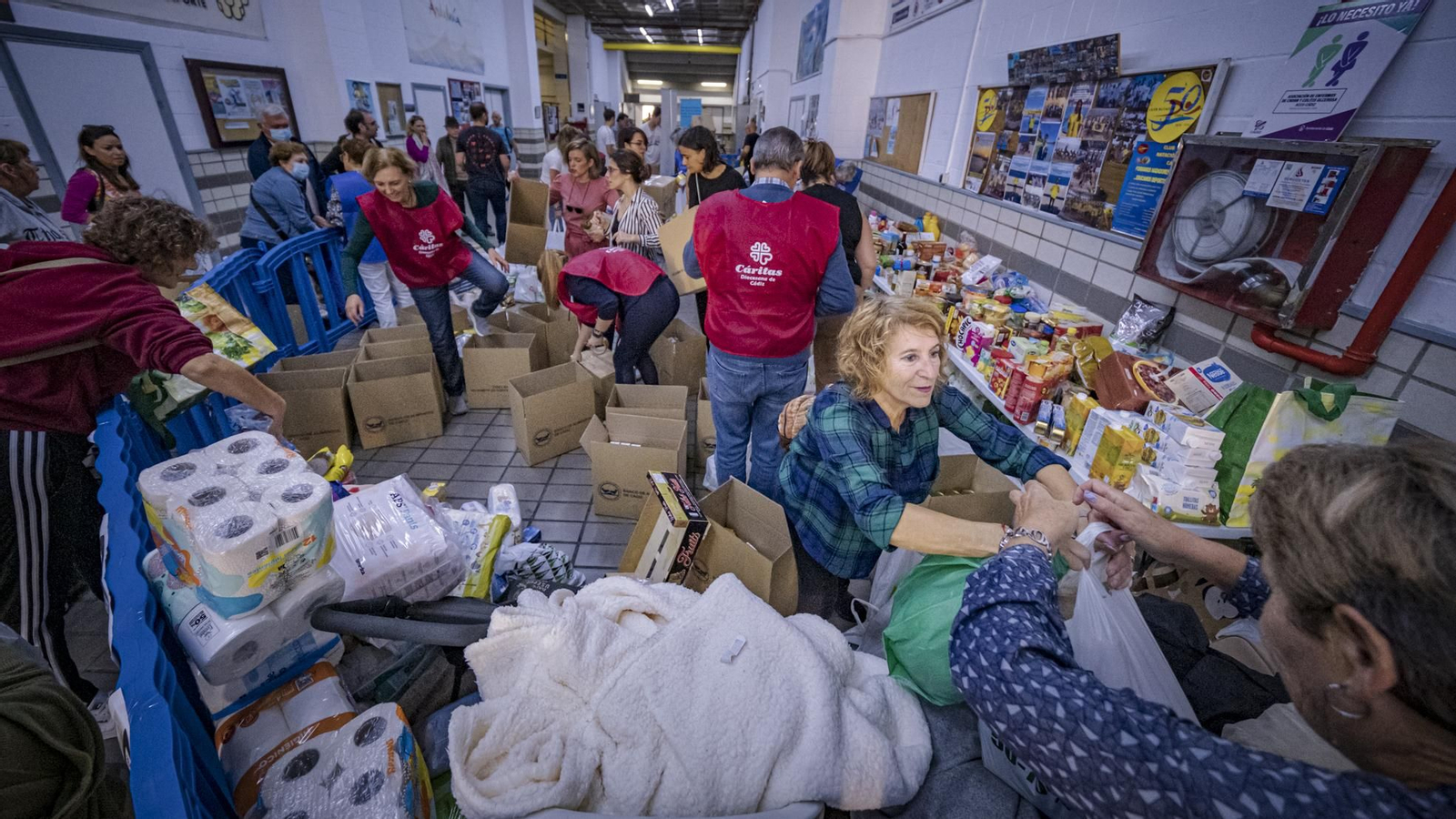 Las imágenes de la recogida de alimentos en Cádiz en solidaridad con Valencia por los efectos de la DANA
