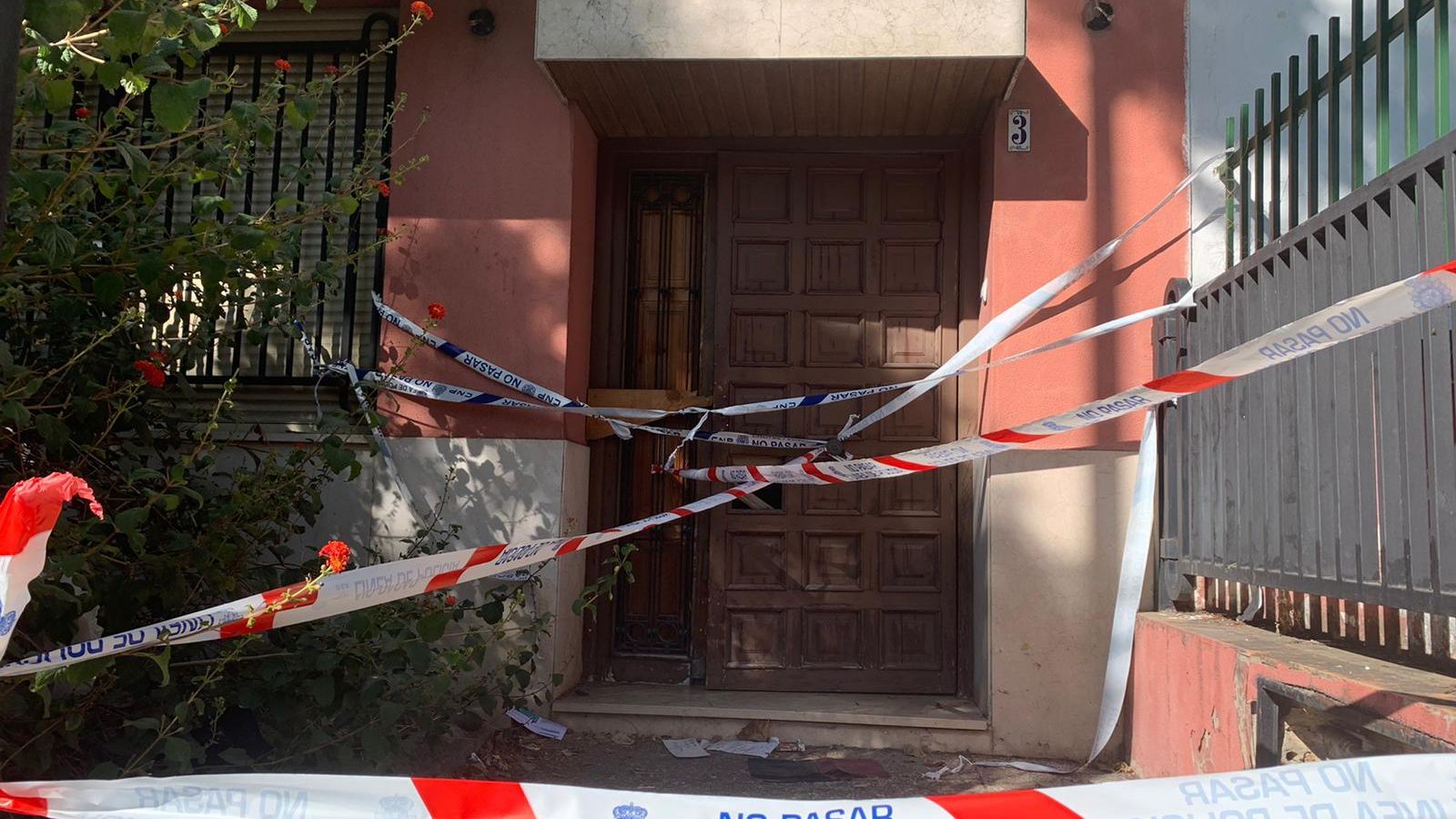 Imagen captada ayer de la casa precintada.