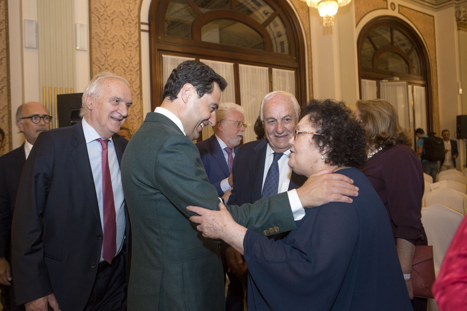 Las imágenes de la entrega de la Beca Manuel Olivencia