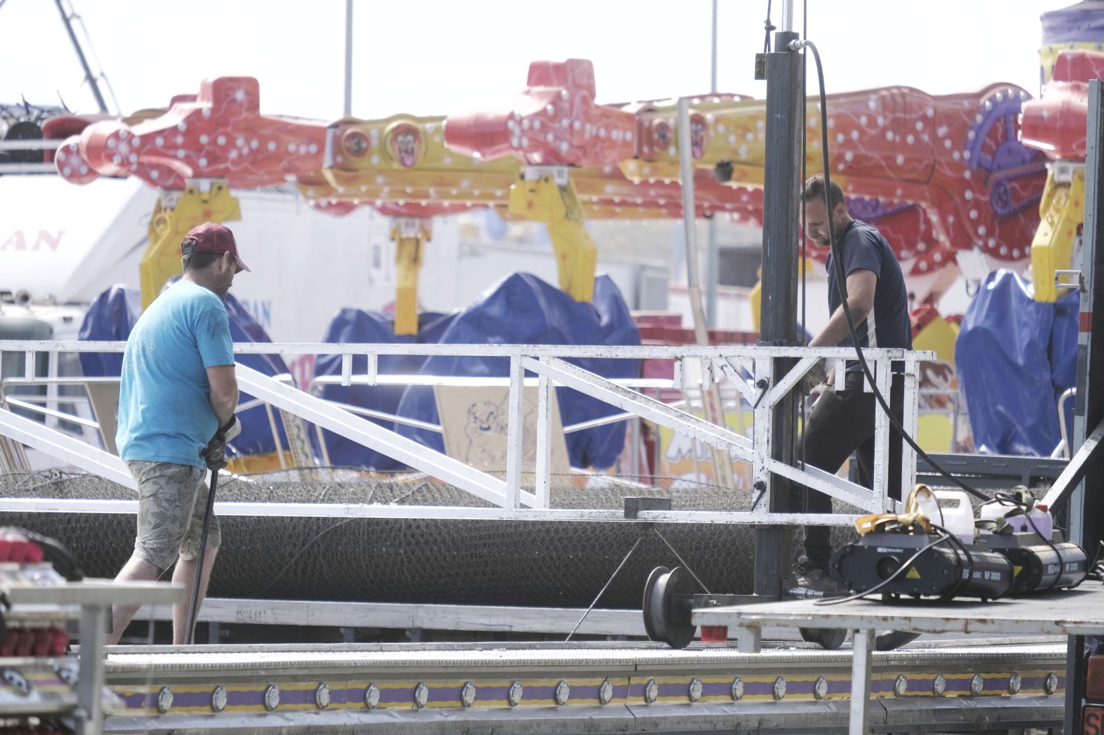 Adiós a la  Feria de Córdoba: El desmontaje de las casetas y las atracciones, en imágenes