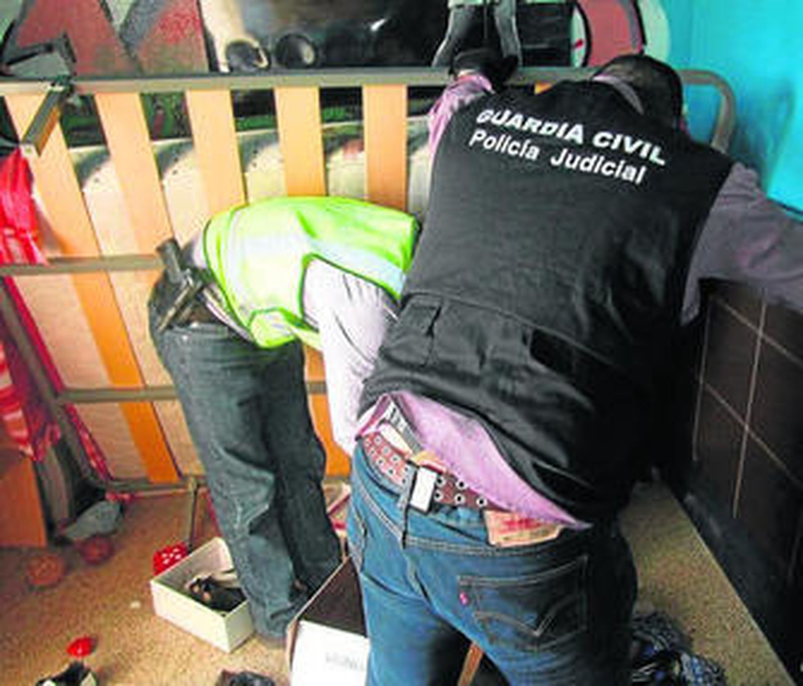 Agentes de la Guardia Civil durante un registro domiciliario.