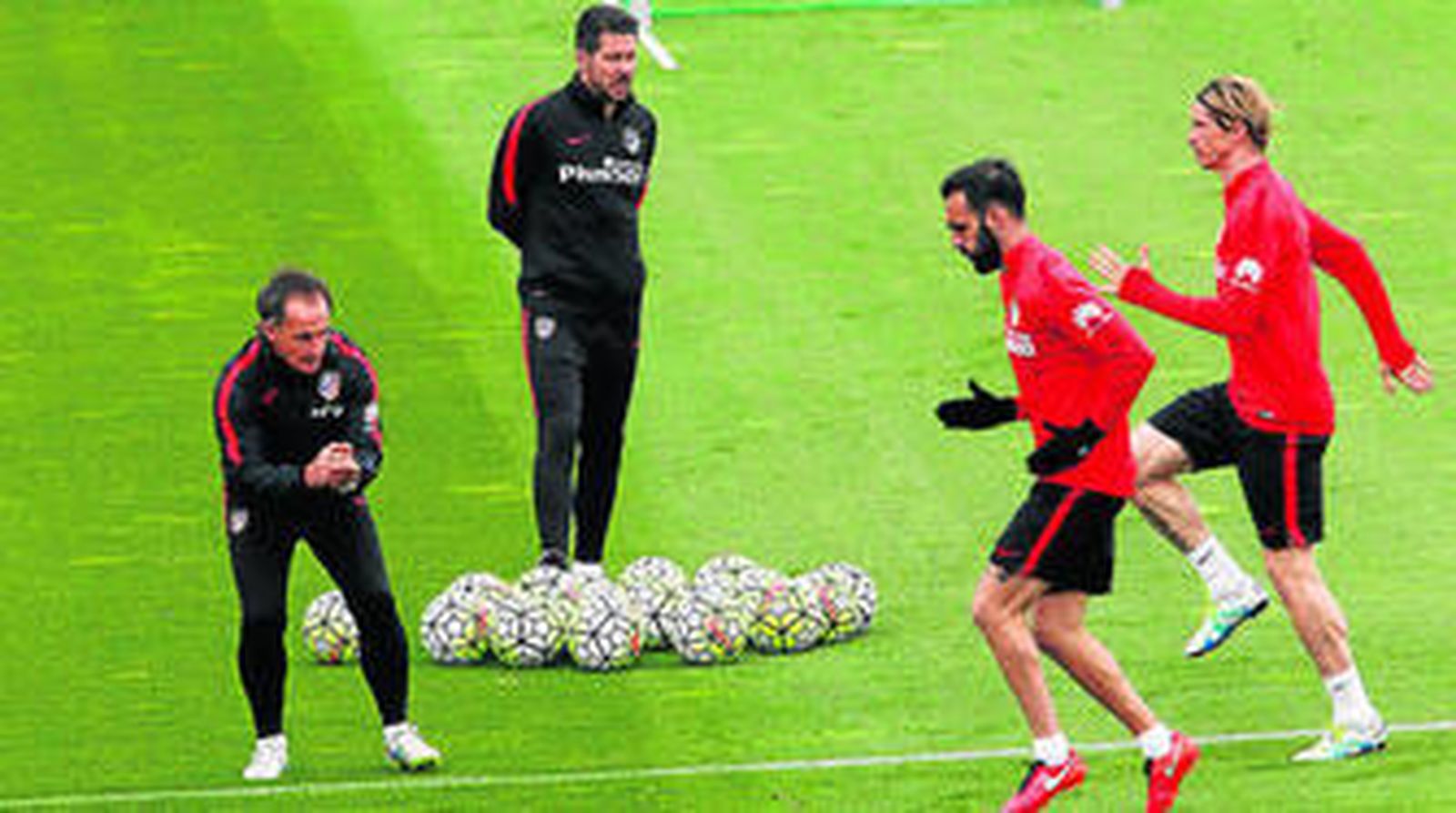 Jesús Gámez, con Torres, entrena en presencia de Simeone y Óscar Ortega.