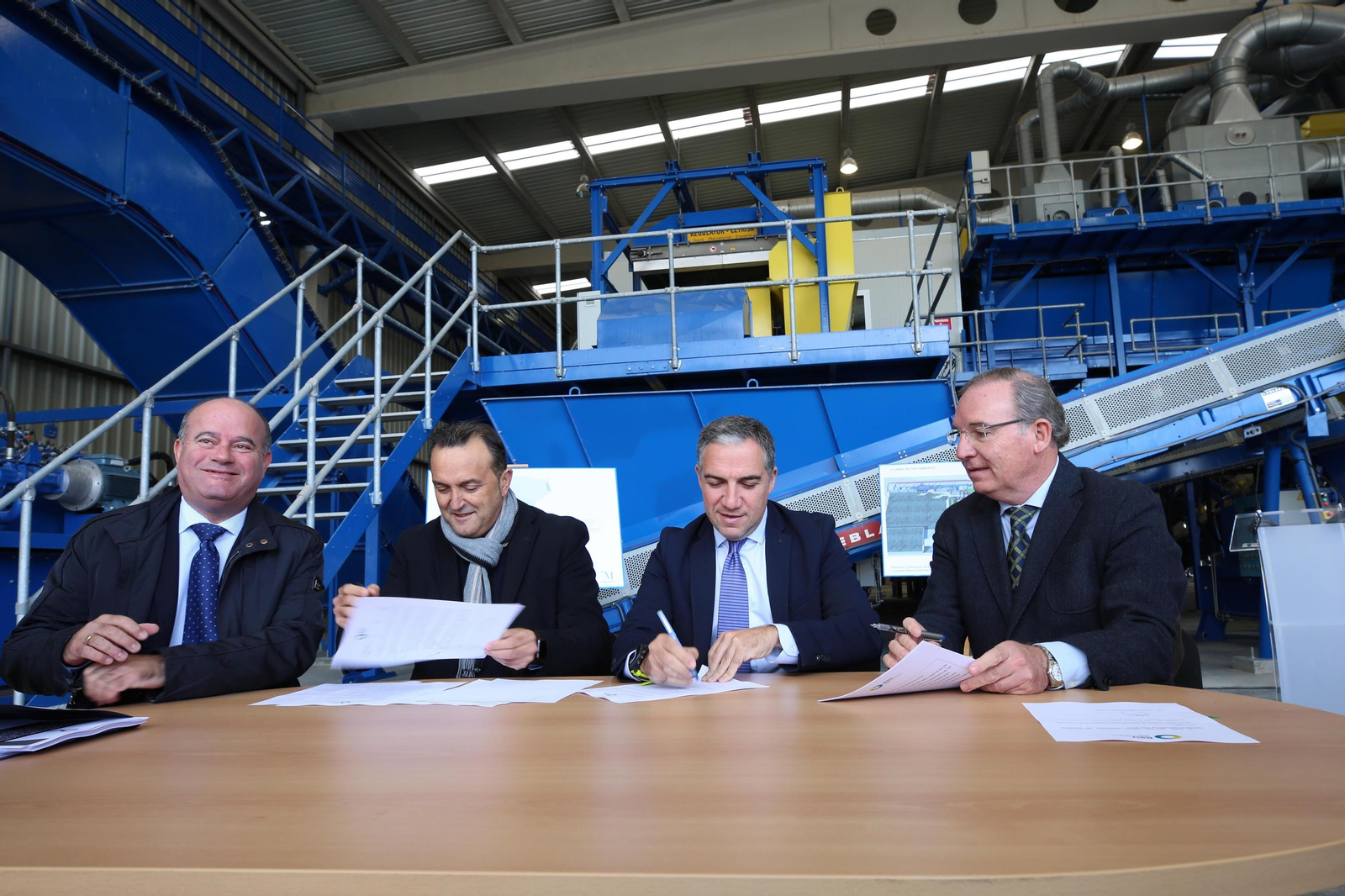 Firma del contrato de gestión de la planta de Valsequillo de Antequera.