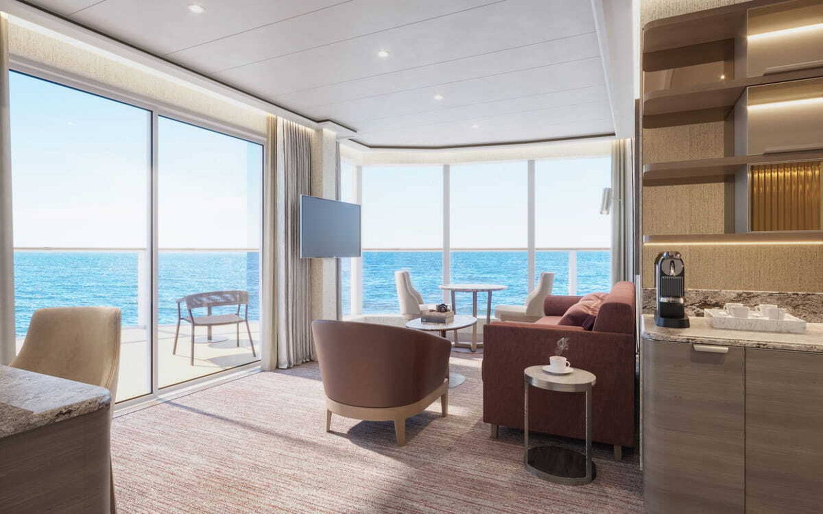 Imágenes del buque Silver Nova que visita el puerto de Cádiz