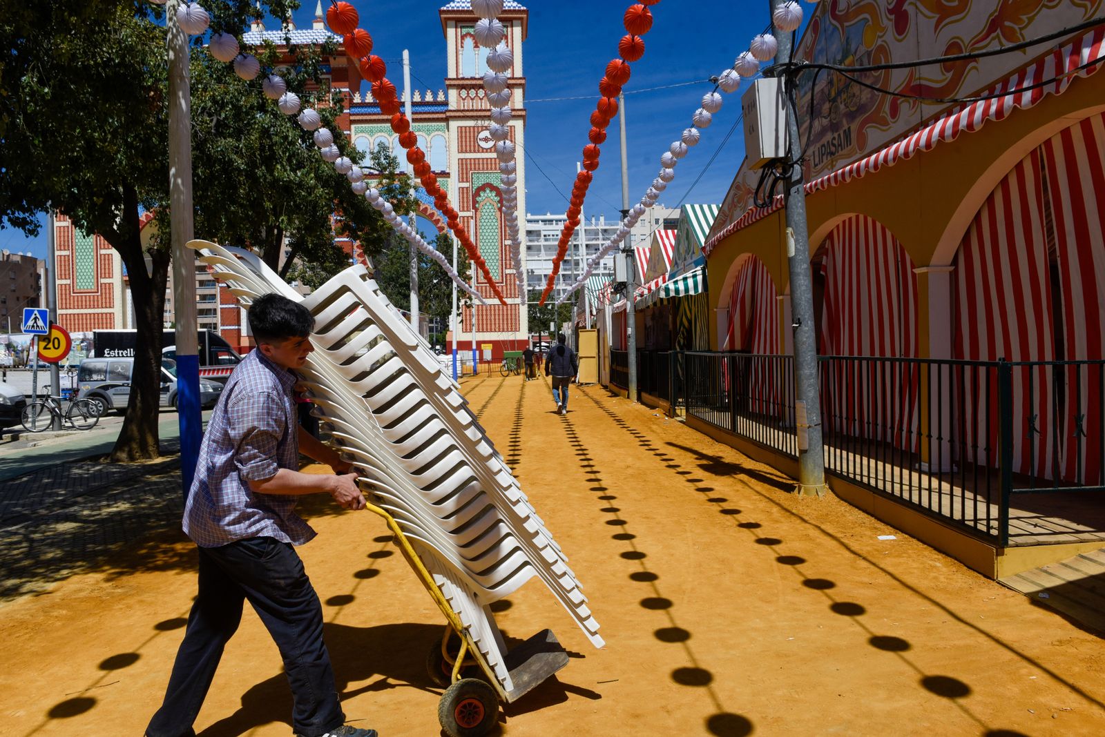 Imágenes de los últimos preparativos de la Feria de Sevilla 2024
