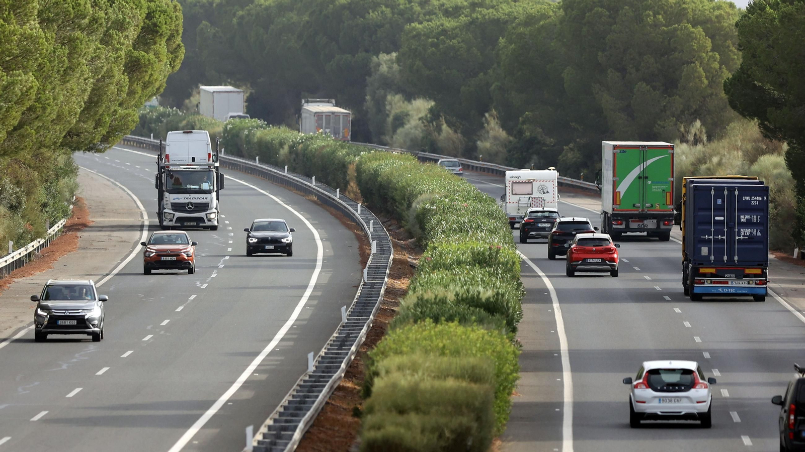 Vehículos circulando por la AP-4.