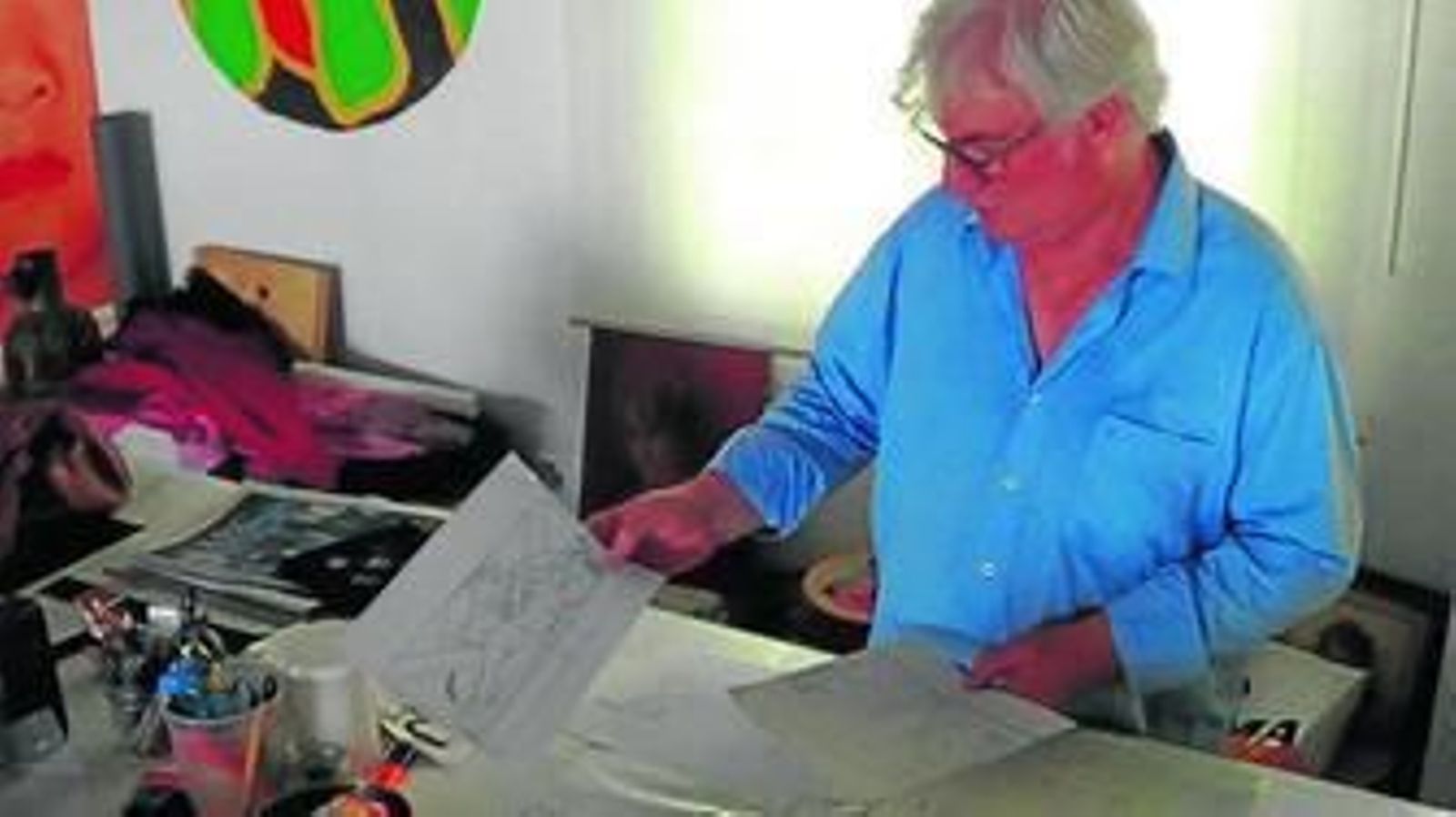 Loren Pallatier revisa algunos bocetos, ayer, en su estudio.