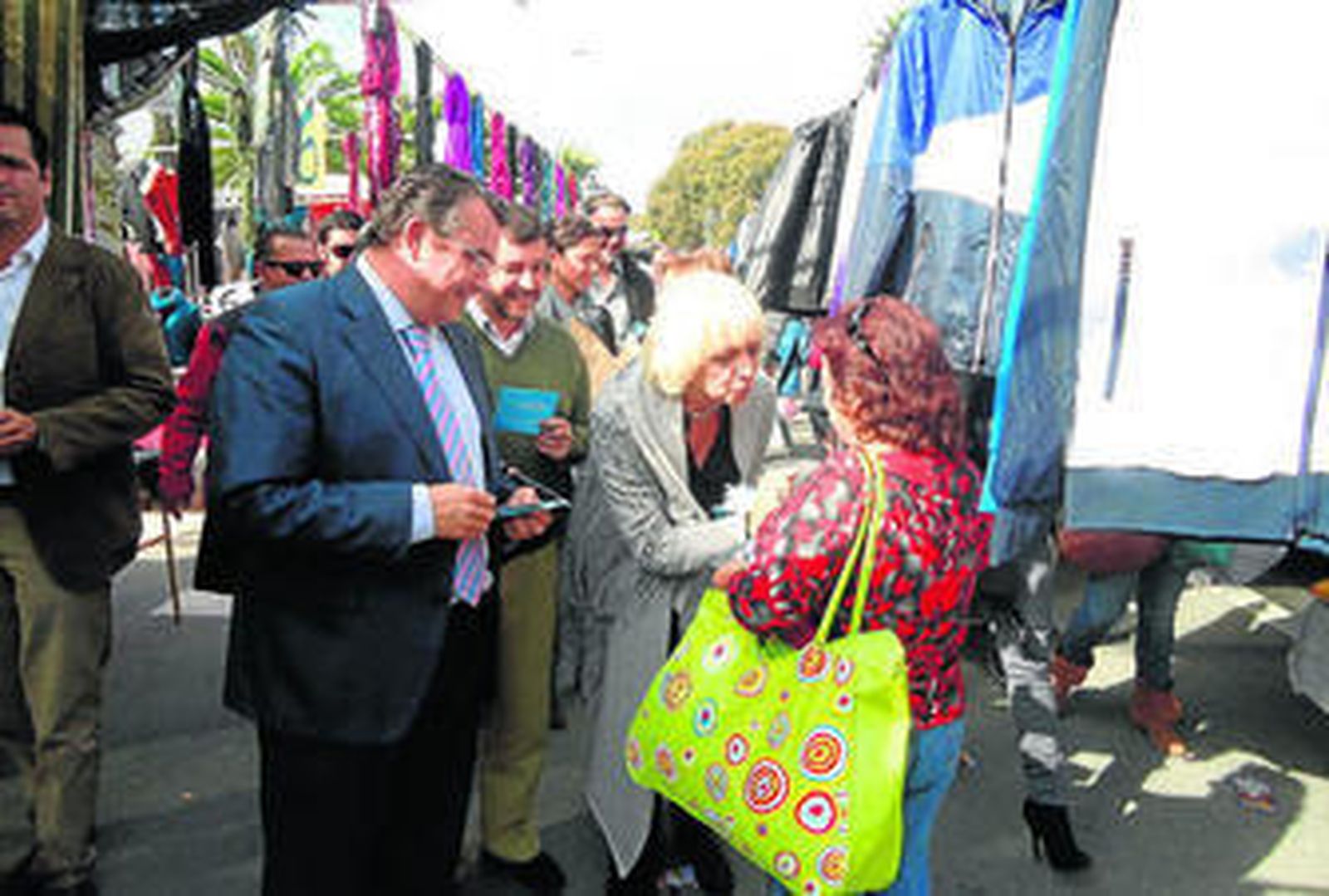 Enrique Moresco, Alfonso Cándón y Teófila Martínez, ayer en el mercadillo de El Puerto.