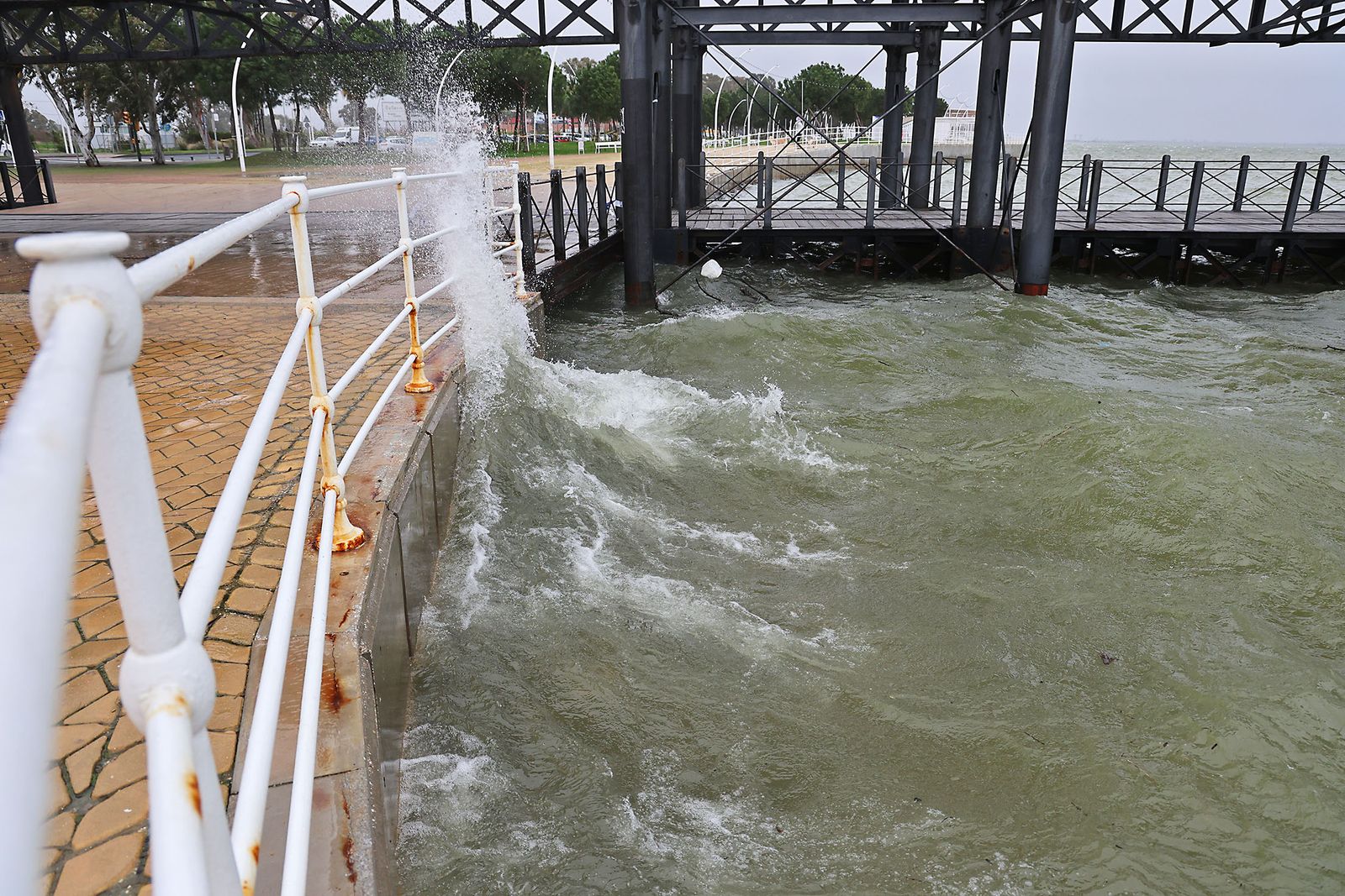 Muelle de carga de la Riotinto con marea alta en la borrasca Leonardo (13)