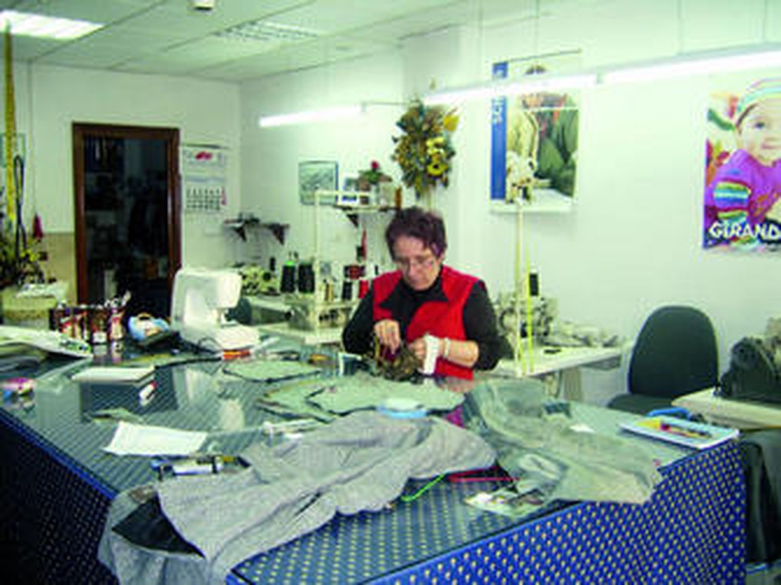 Una de las costureras, preparando uno de los encargos.