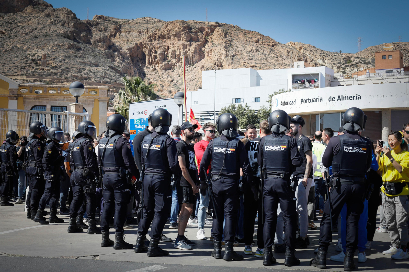 Los agricultores colapsan el puerto de Almería