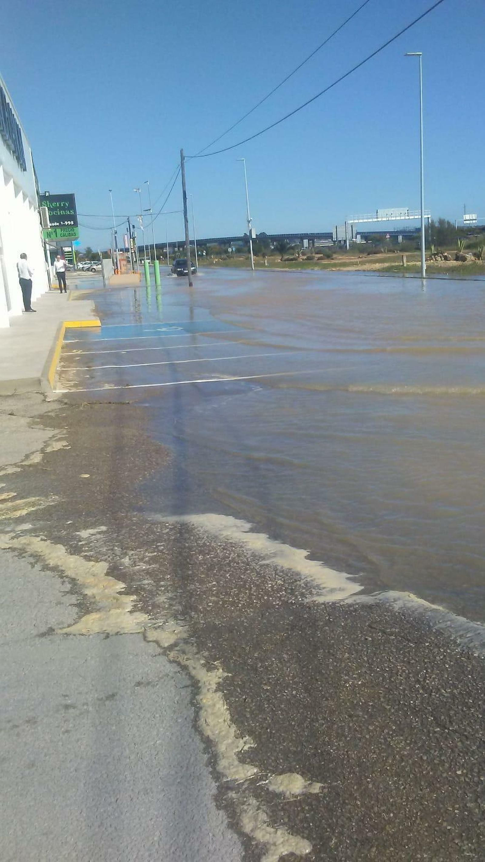 El agua anega una zona del polígono de Tres Caminos.