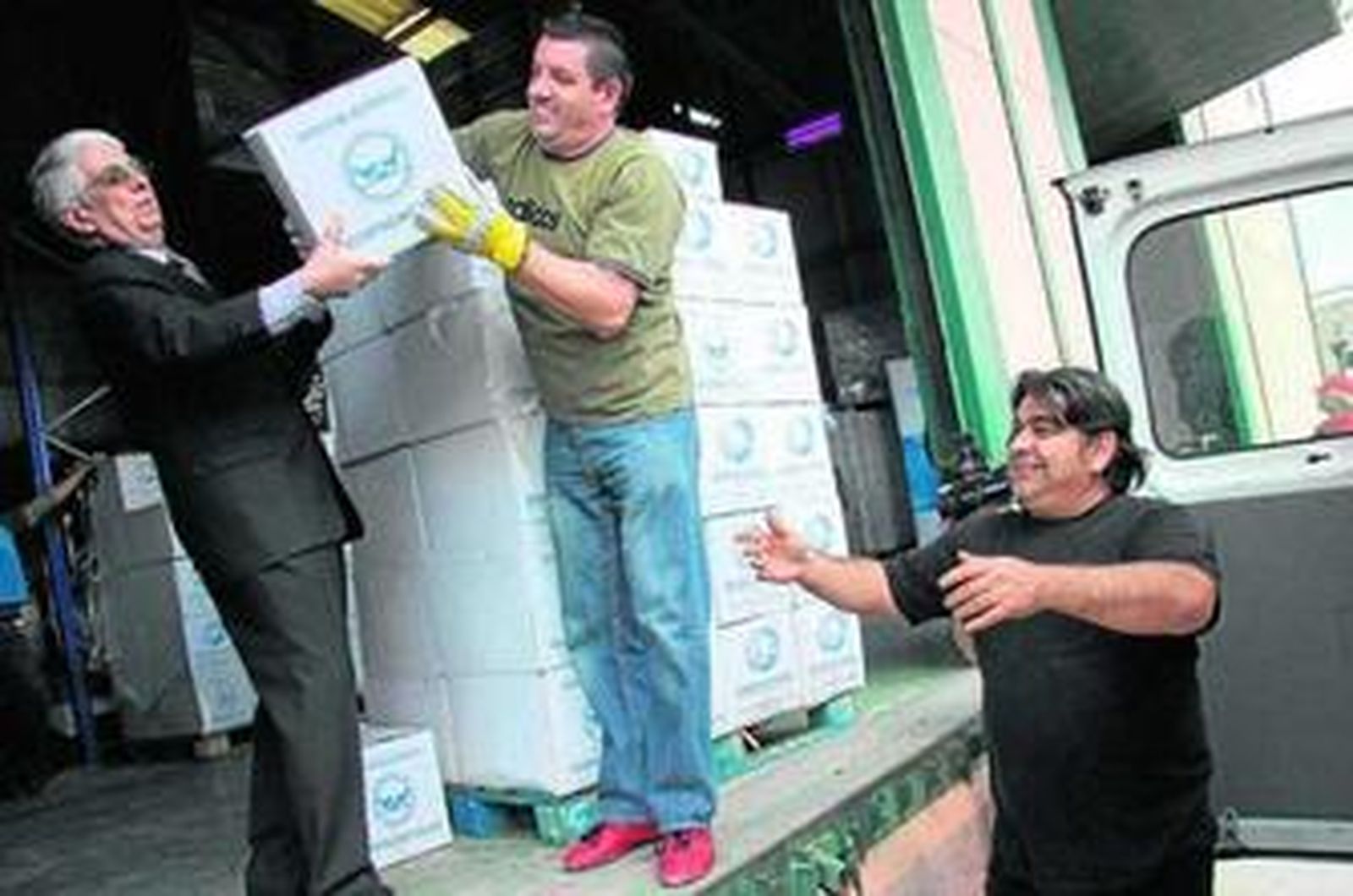 Javier Peña (izqda.), en un reparto de alimentos en Málaga.
