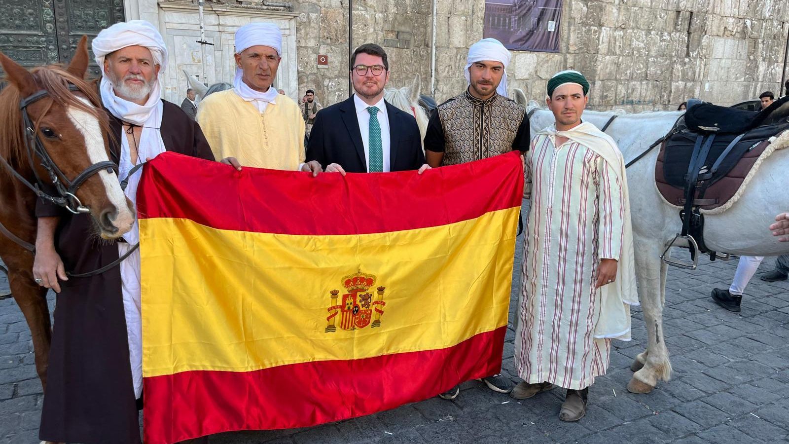 Los jinetes en la Puerta de la Mezquita Omeya de Damasco, junto al canciller de la embajada de España en Siri.
