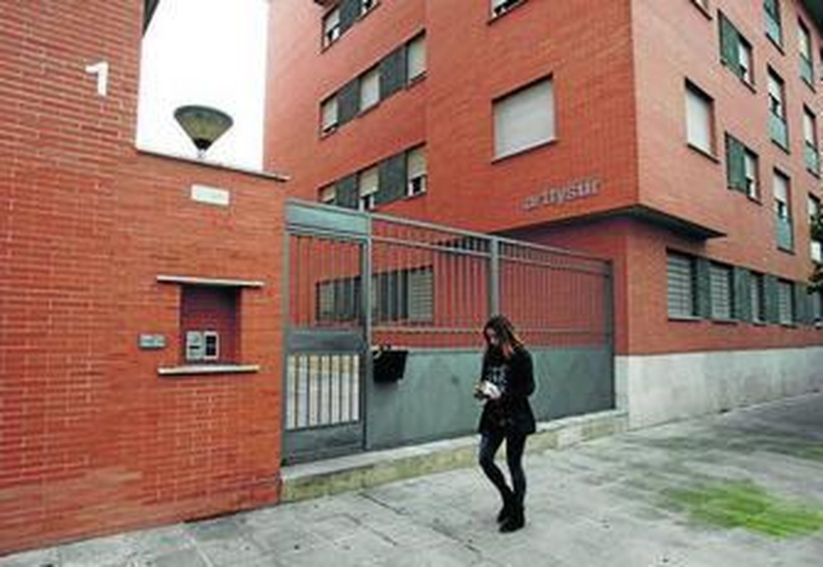 Fachada de las viviendas públicas en alquiler de la Junta donde vive Jessica y su familia.