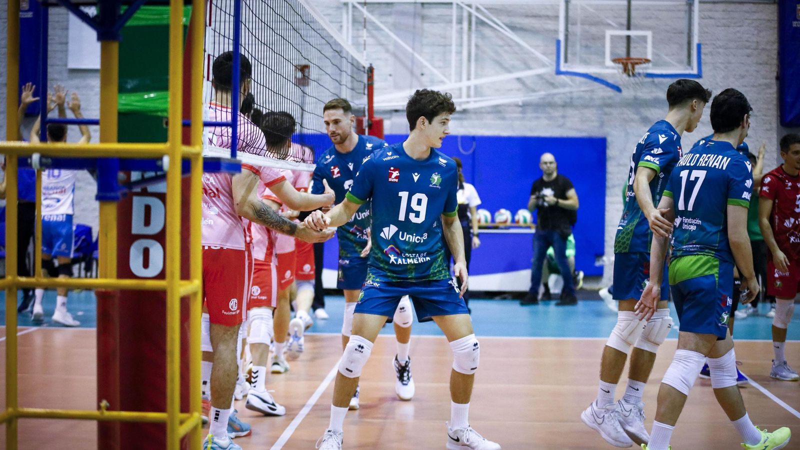 Andrés Filip saluda a un rival antes del comienzo de un encuentro de la presente temporada en el Moisés Ruiz.