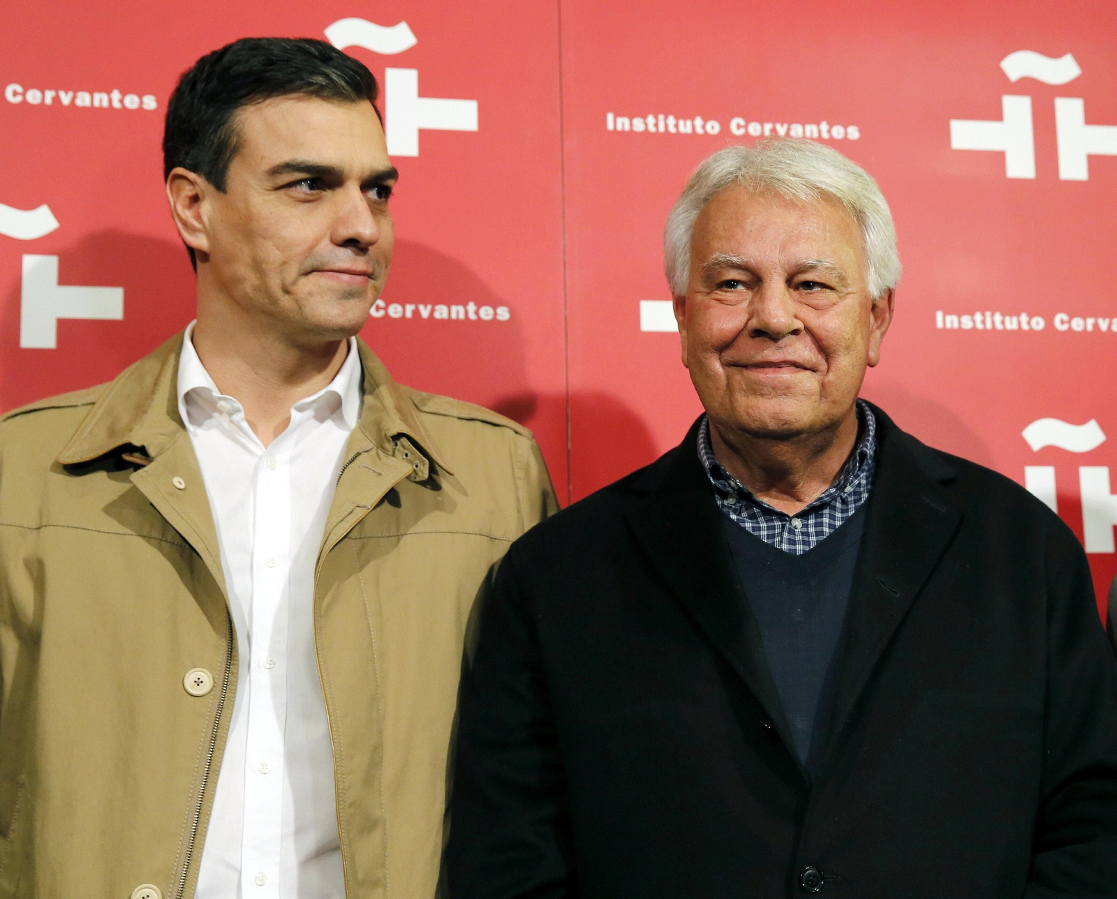 Pedro Sánchez y Felipe González, en un acto en el Instituto Cervantes en 2016.