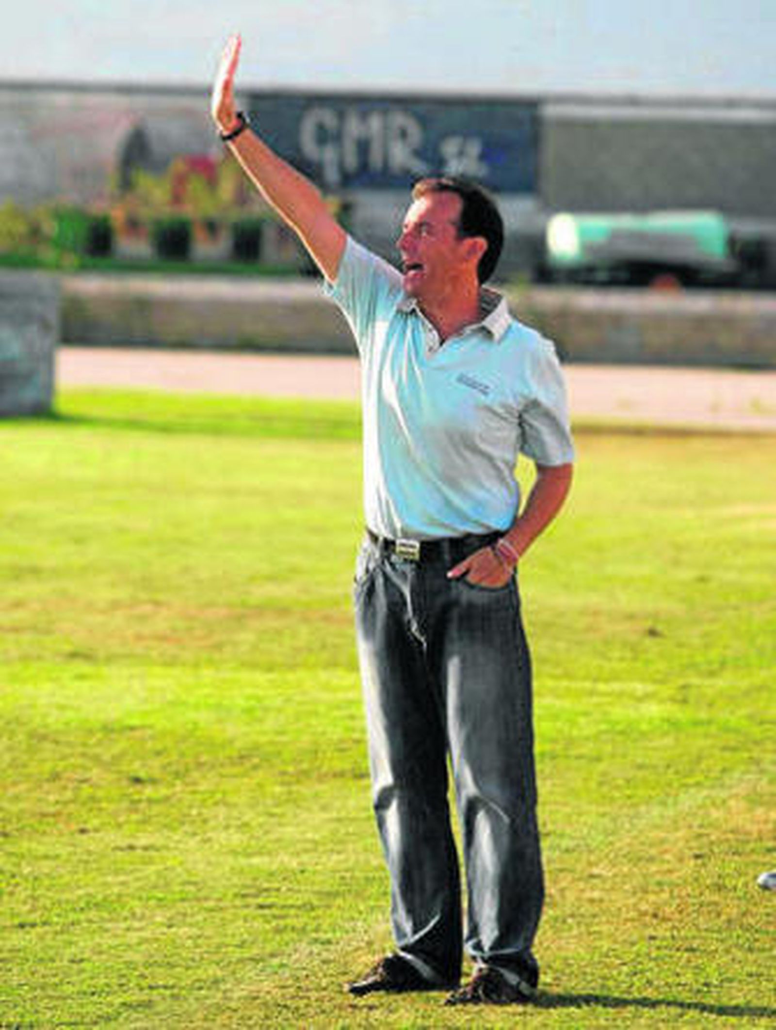 Aurelio Cana da instrucciones en un partido del Tarifa.