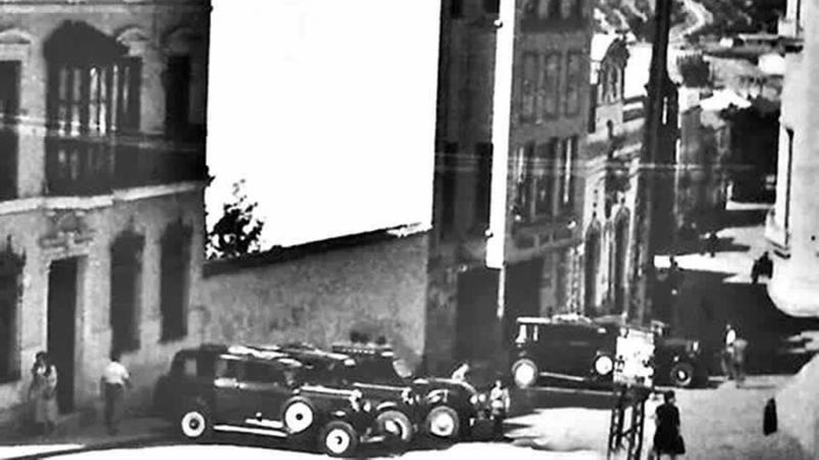 Fachada del Cine San Miguel y taxis junto a su puerta.