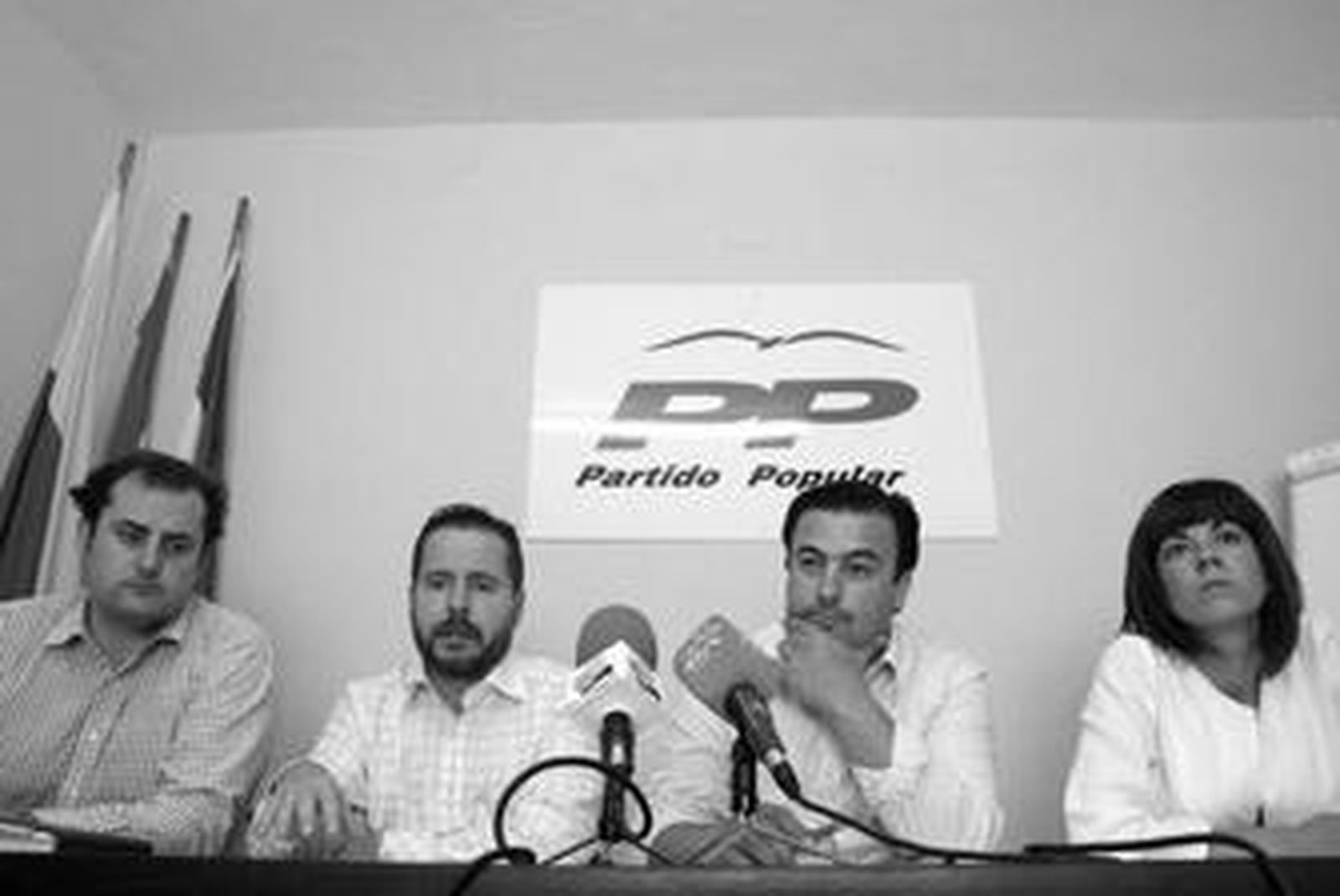 De iqda. a dcha. Camilo Lara, José Carlos Lara, David Gil y Maite Corrales, ayer en la sede del PP.