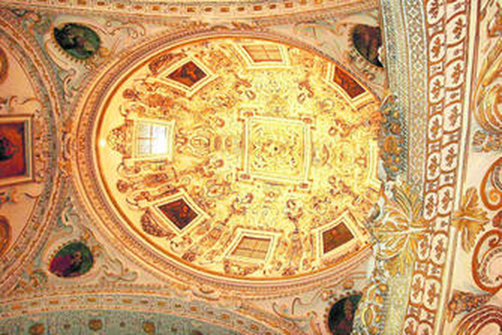 Una imagen de la iglesia desde la planta superior.