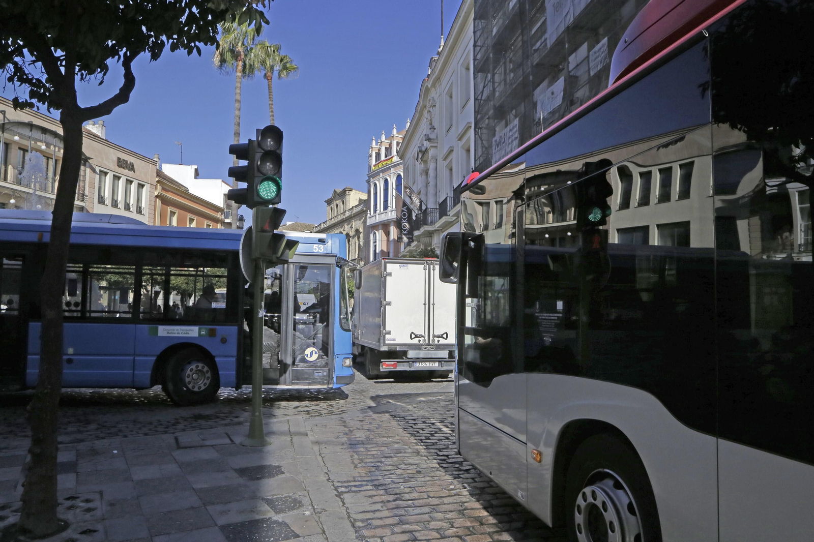 Dos autobuses urbanos en la Rotonda de los Casinos.