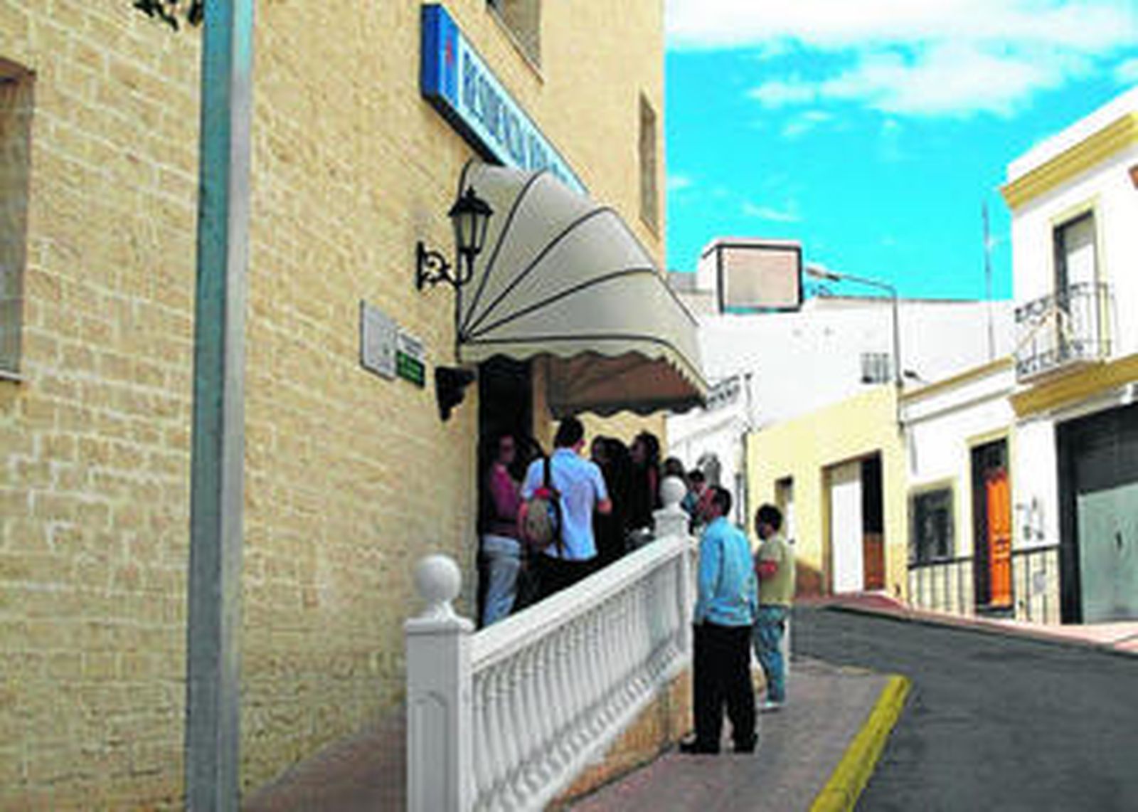 Grupo de trabajadores en la entrada de la Residencia.